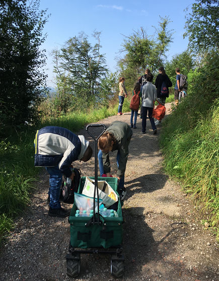 Kinder auf der Wanderung mit Bollerwagen